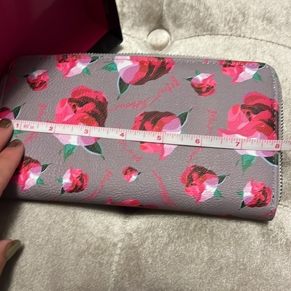 Betsey Johnson boxed wallet in gray with pink floral design - Picture 5 of 9